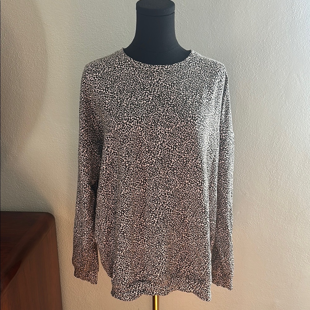Athleta Black & White print Crew Neck Long Sleeve Sweatshirt